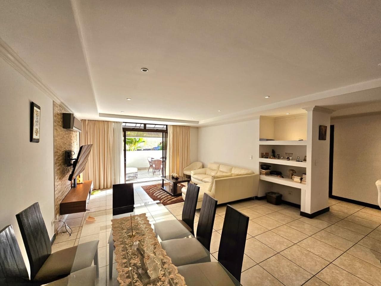 Sala y comedor con salida a la terraza