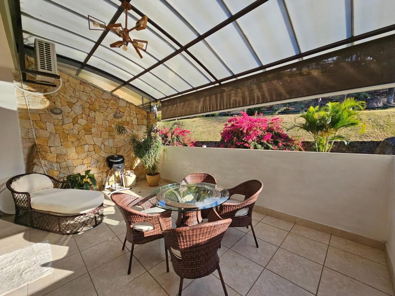 Terraza techada con juego de comedor