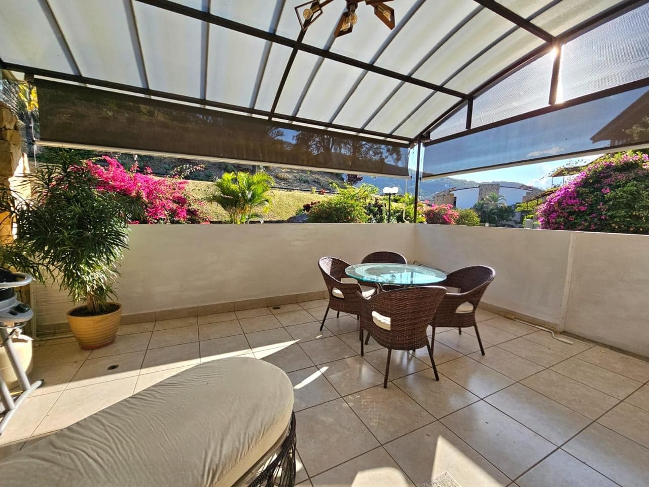 Terraza techada con vista a los jardines