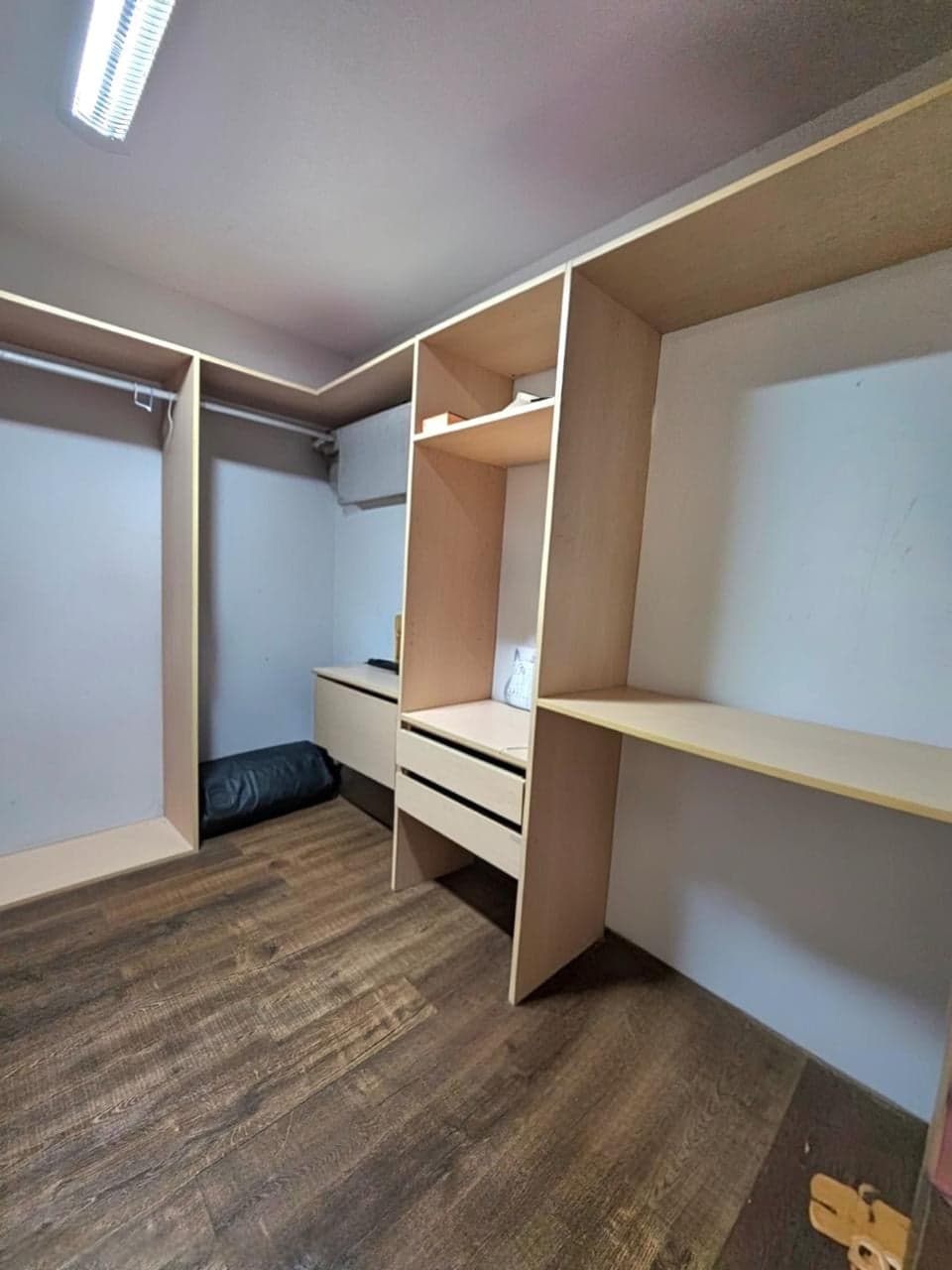 Vestidor con muebles empotrados