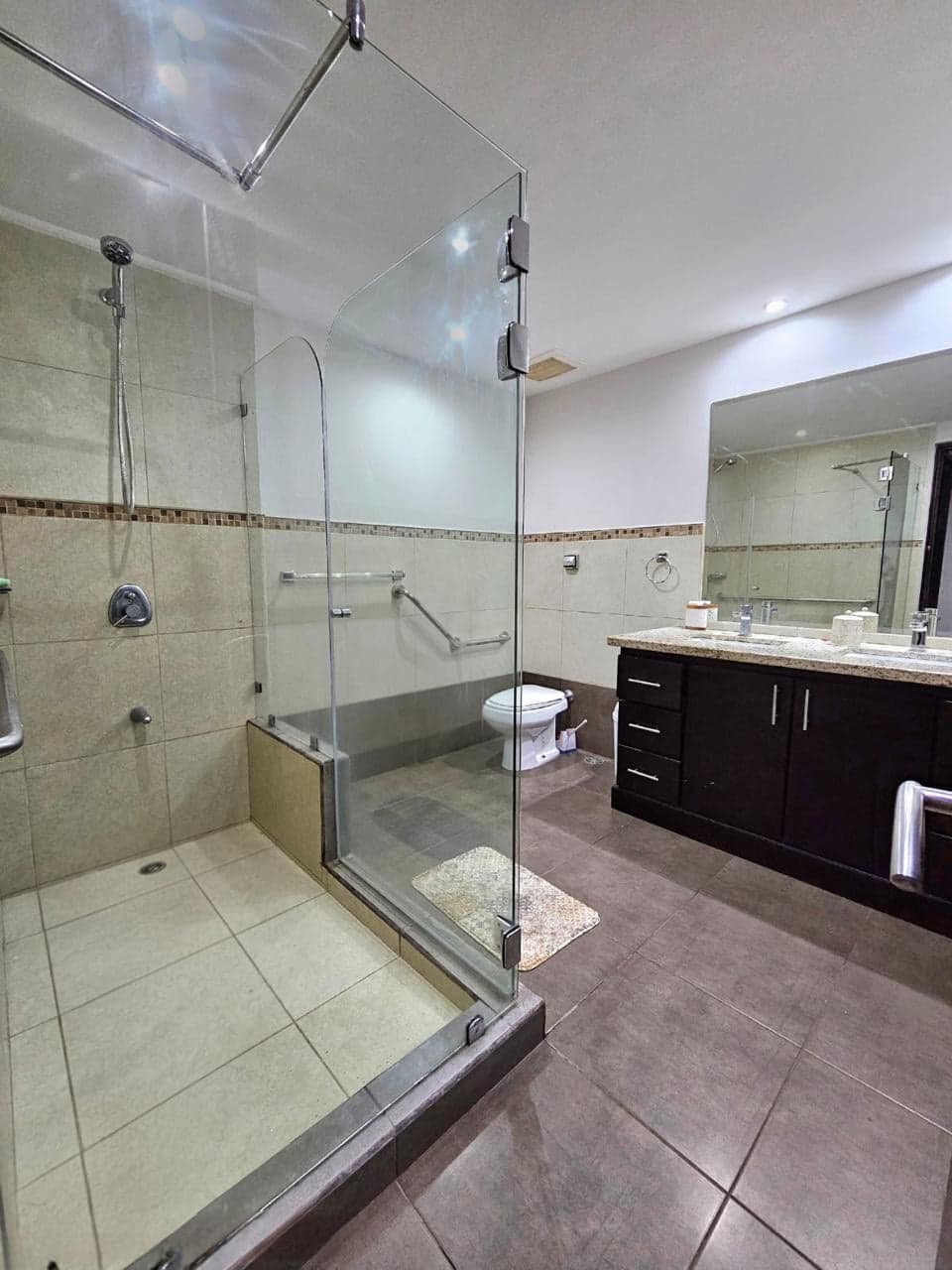 Baño con ducha de vidrio