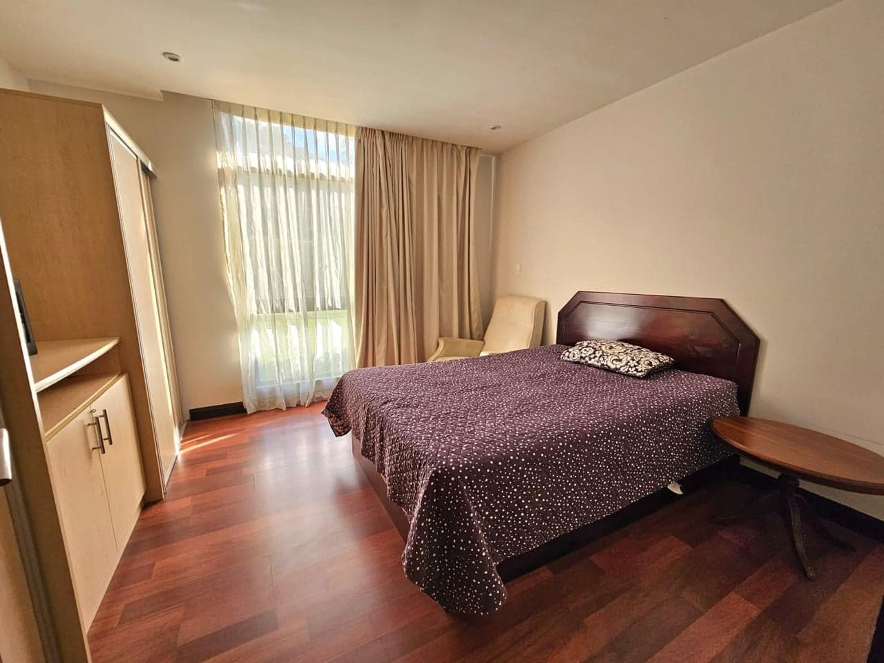 Dormitorio con ventanal al jardín