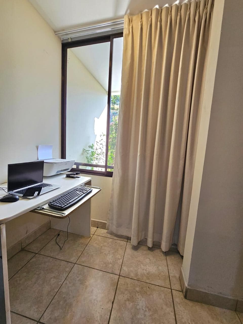 Rincón de estudio junto a la ventana