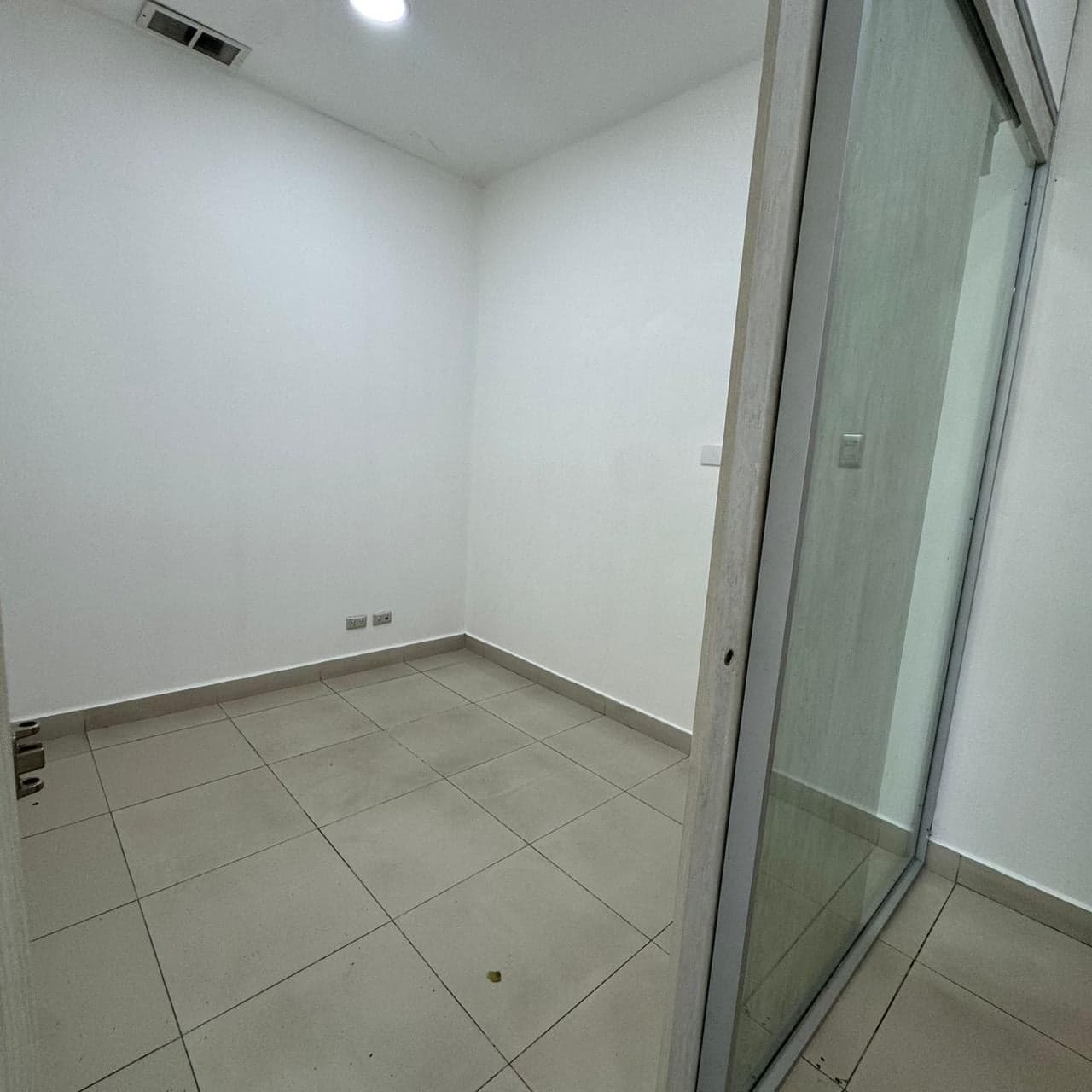 Oficina vacía con piso de cerámica