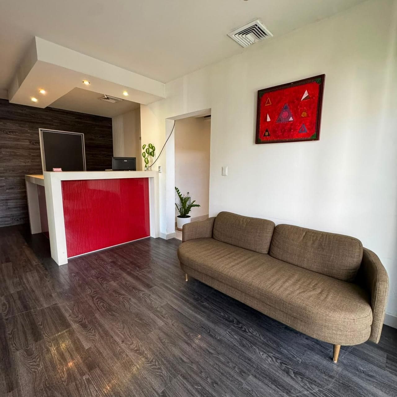 Recepción con mostrador y sala de espera