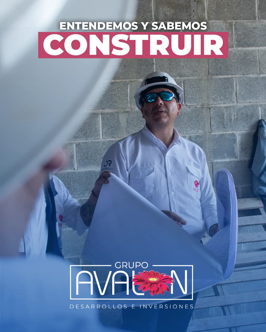 «Entendemos y sabemos construir». Un integrante del equipo, con casco, lentes oscuros y camisa de Grupo Avalon, sostiene un plano en una obra de bloques.