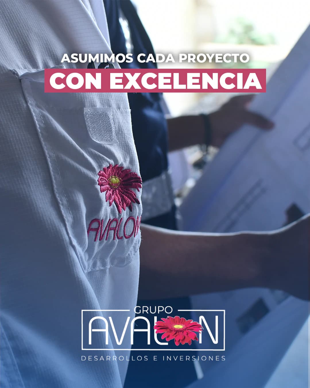 «Asumimos cada proyecto con excelencia». La flor y el nombre de Avalon bordados en una camisa, junto a unos planos.