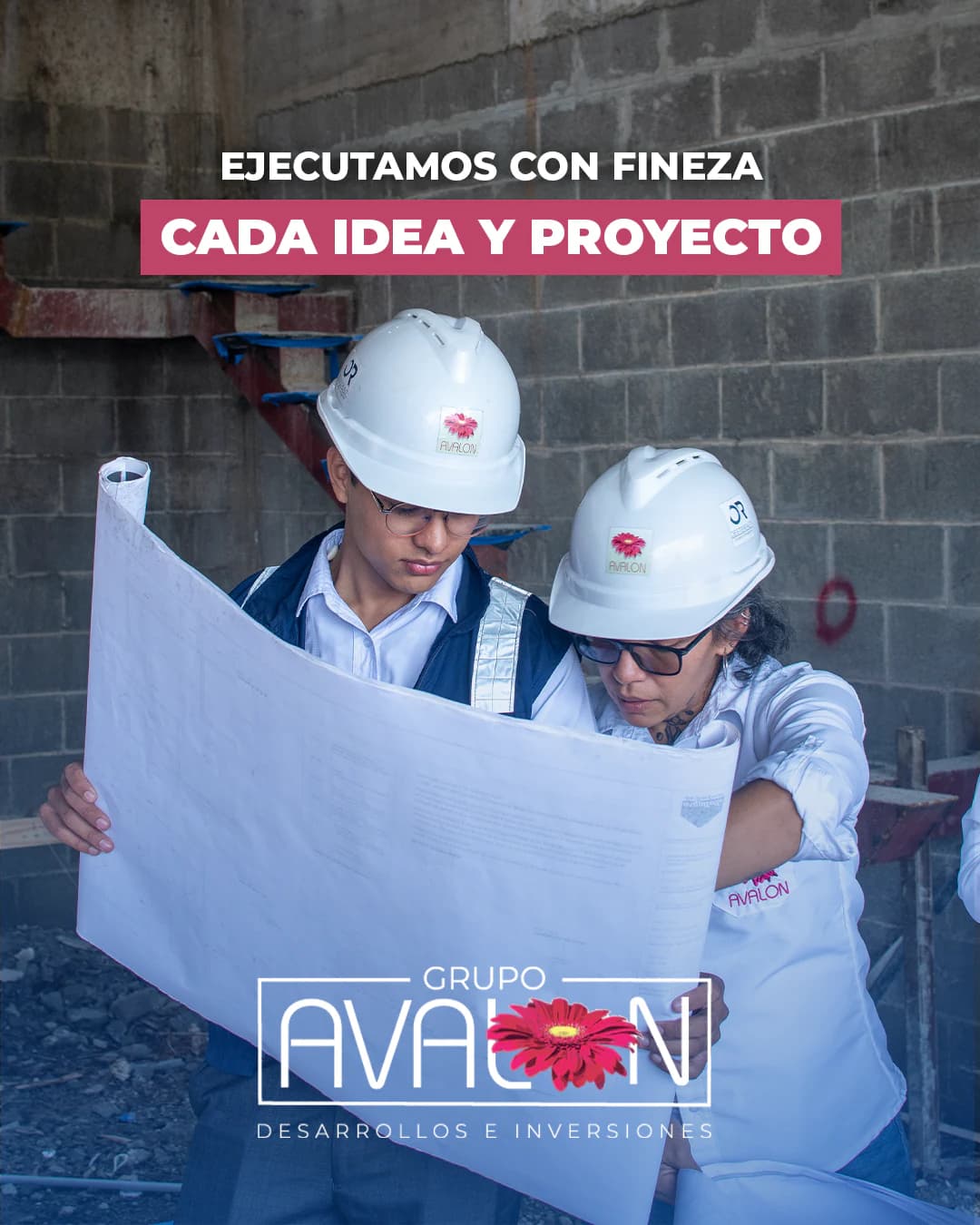 «Ejecutamos con fineza cada idea y proyecto». Dos integrantes del equipo, con cascos de Avalon y Oeste Realty, leen un plano en obra.