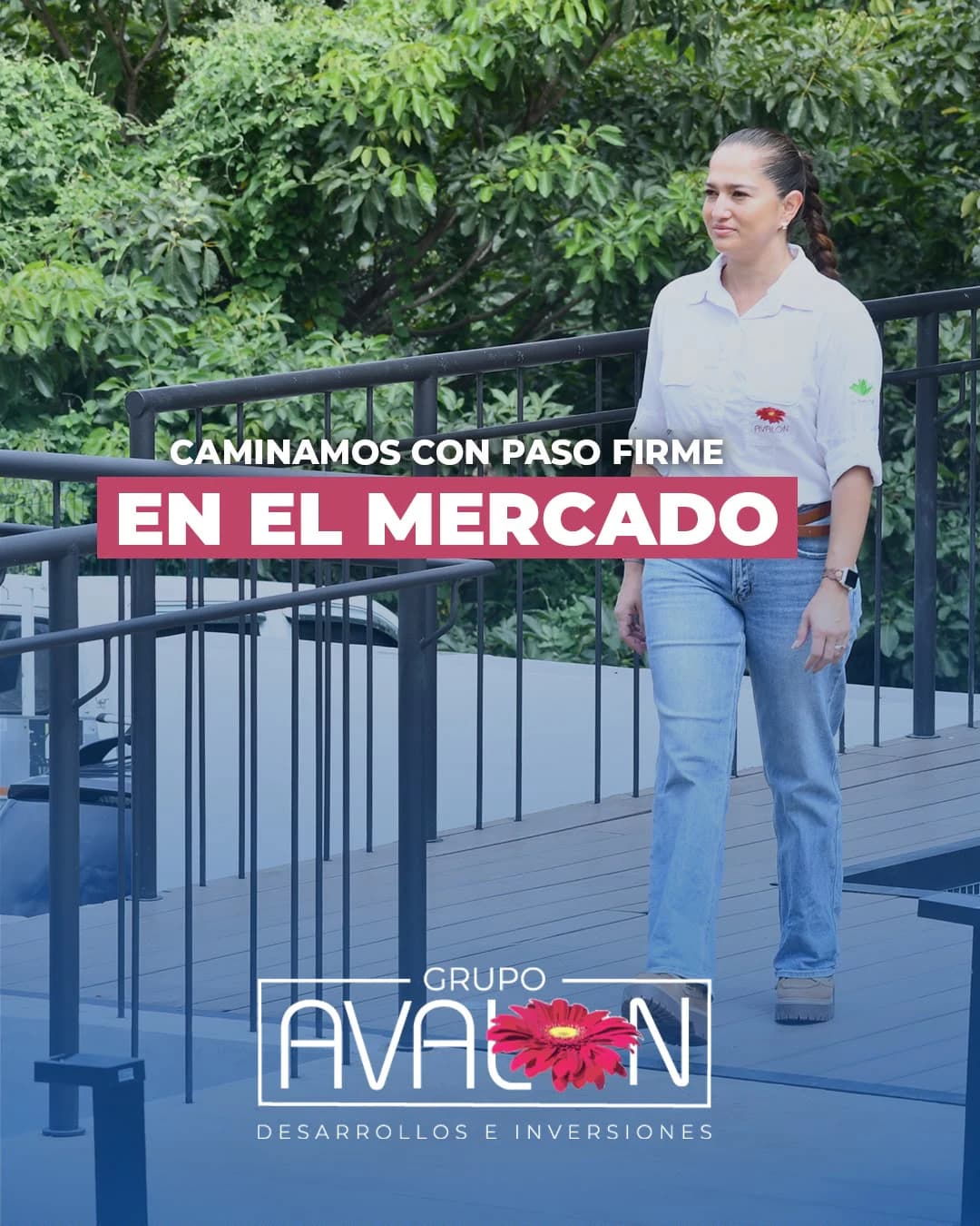 «Caminamos con paso firme en el mercado». Una integrante del equipo, con camisa de Avalon, camina por una terraza de madera entre árboles.