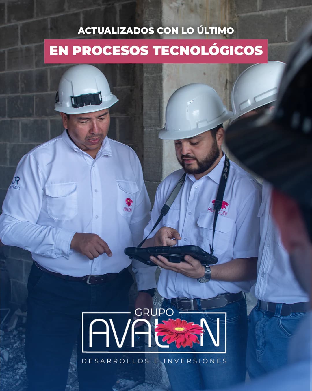 «Actualizados con lo último en procesos tecnológicos». Dos integrantes del equipo, con cascos, revisan una tableta en obra.