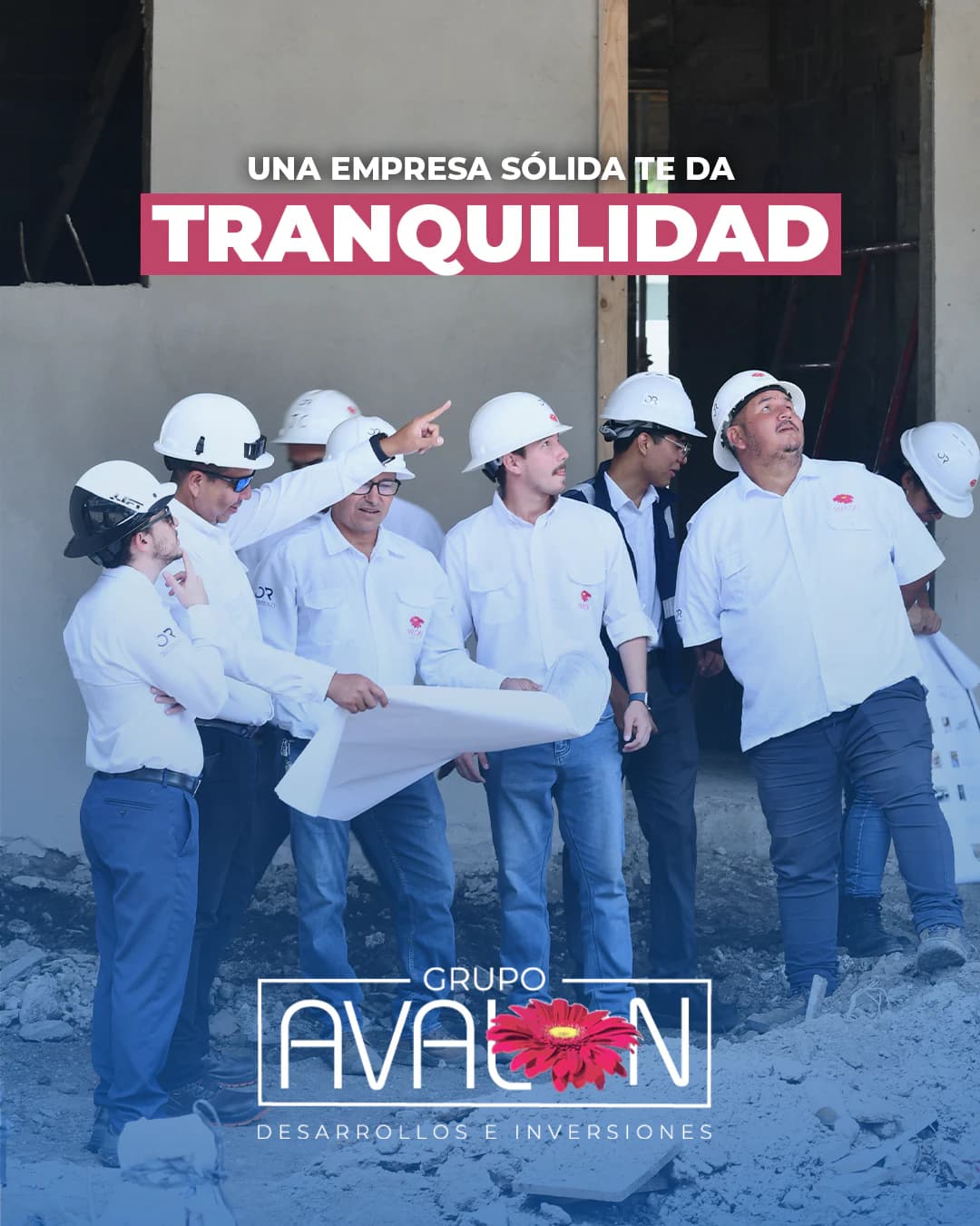 «Una empresa sólida te da tranquilidad». El equipo de Grupo Avalon, con cascos, revisa planos en una obra; uno de ellos señala hacia arriba.