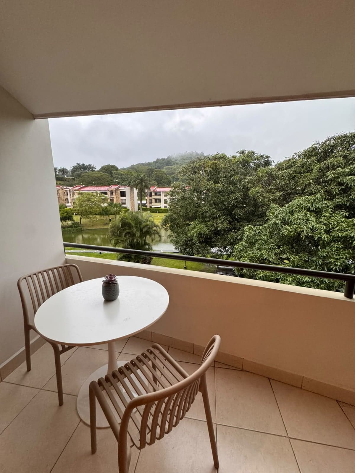 Balcón con vista al lago y a las zonas verdes del condominio