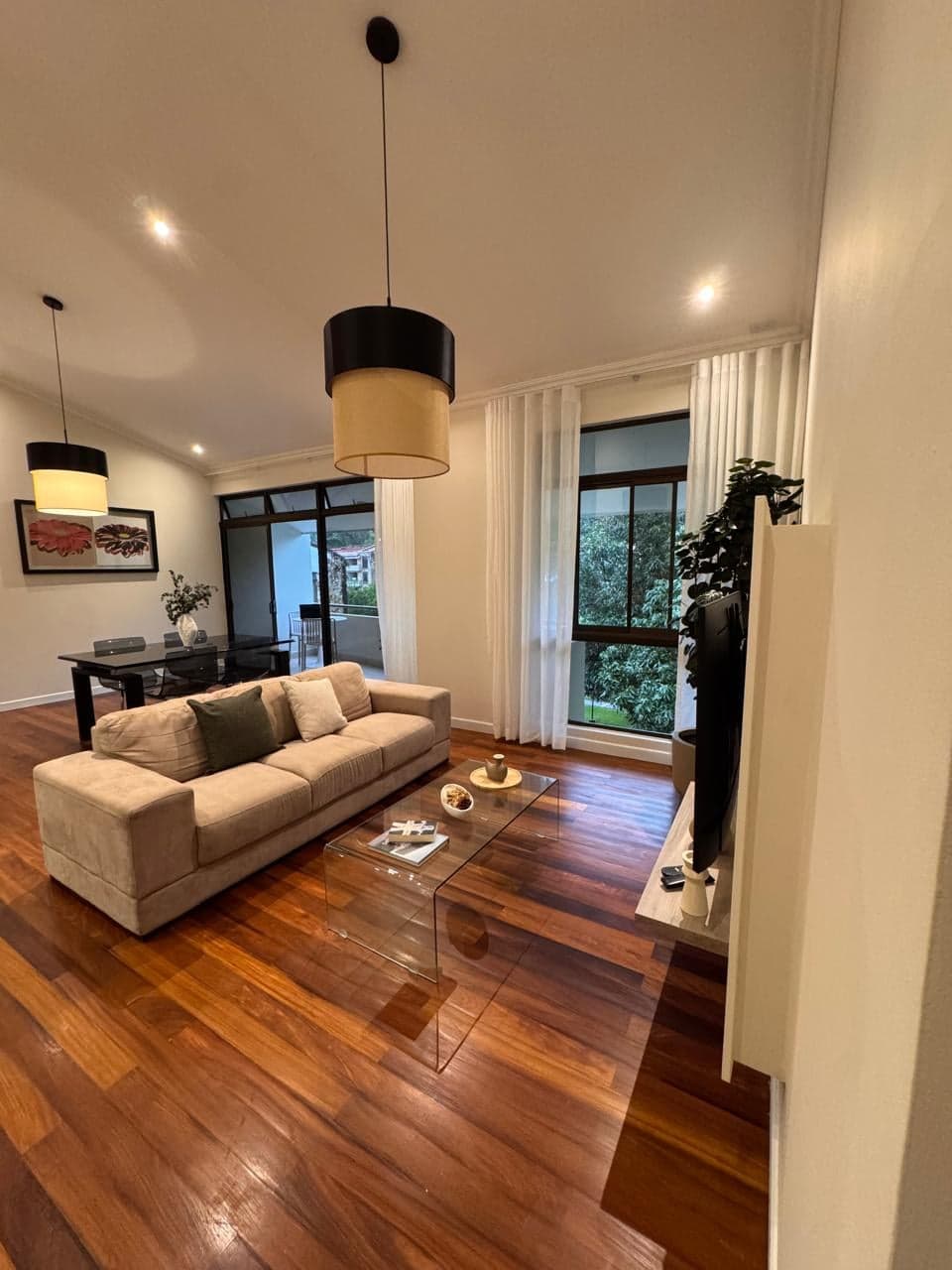 Sala con ventanales y piso de madera