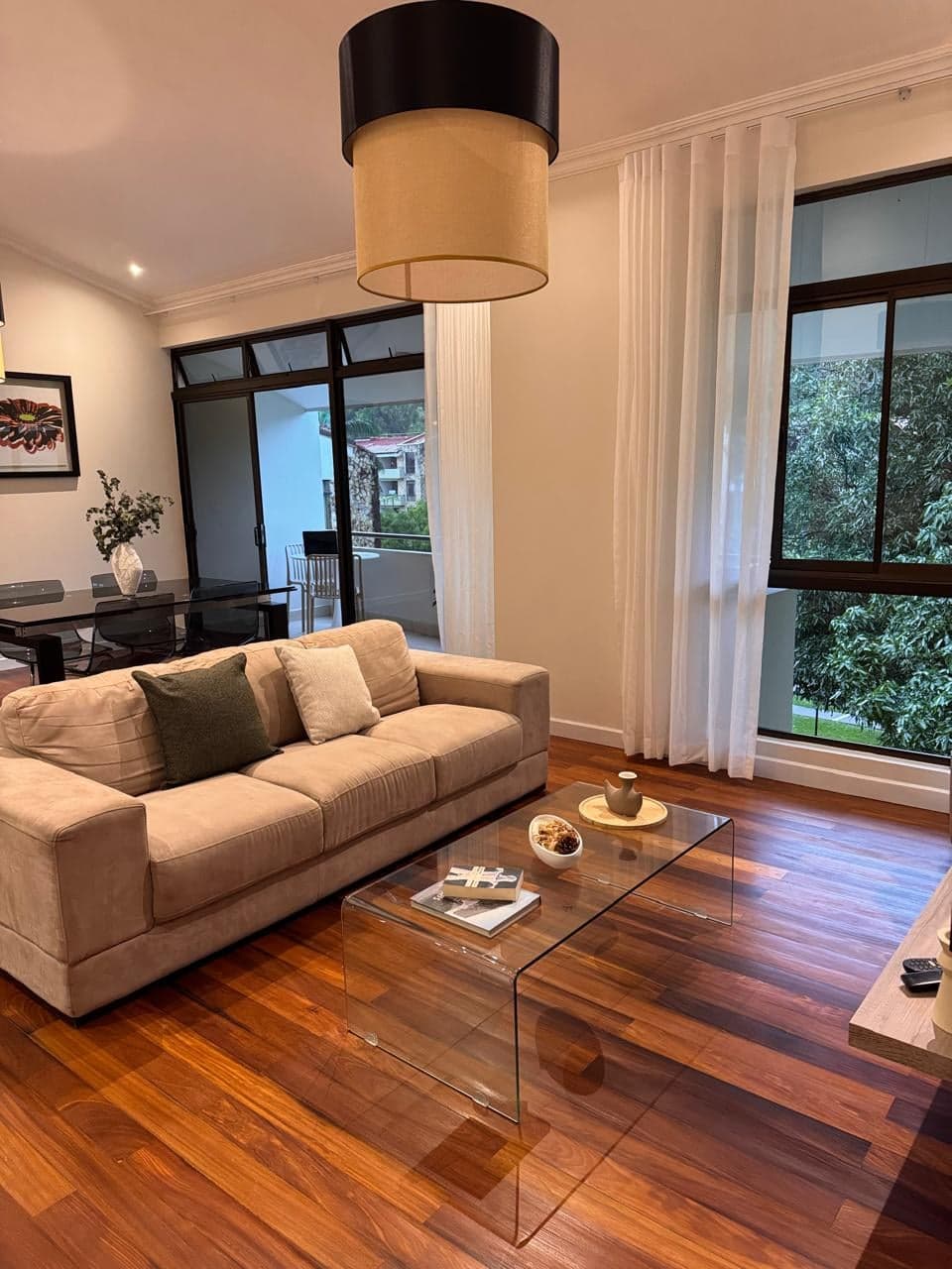 Sala con ventanal hacia las zonas verdes