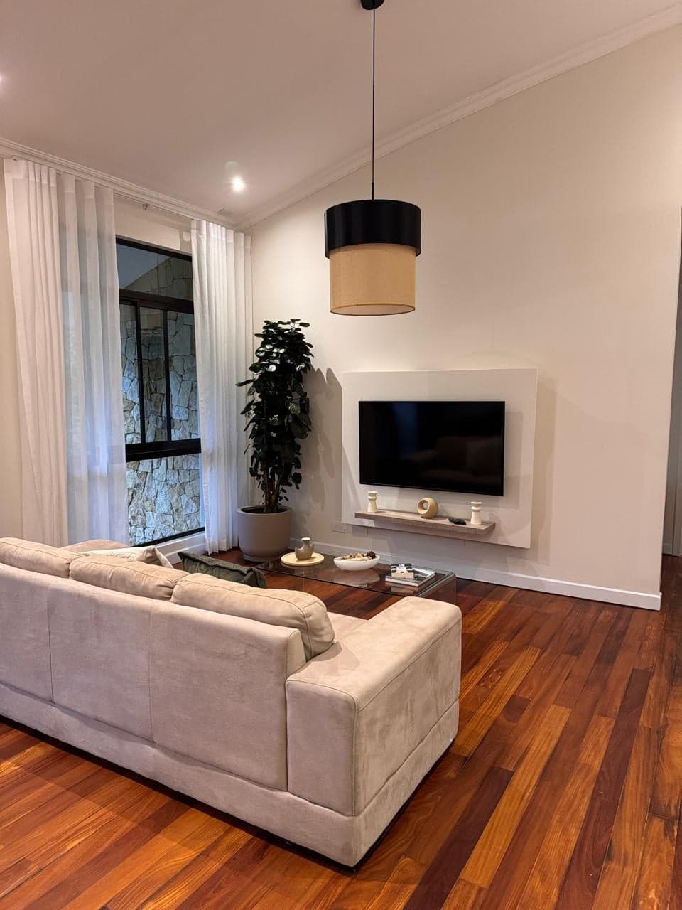 Sala con televisión y ventanal