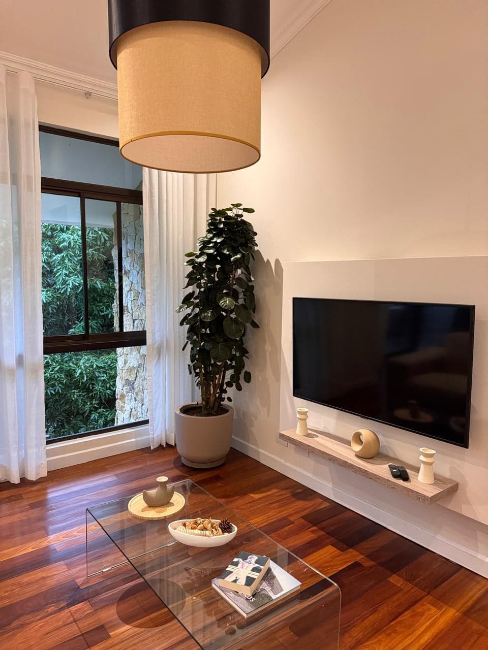 Mueble de televisión junto al ventanal