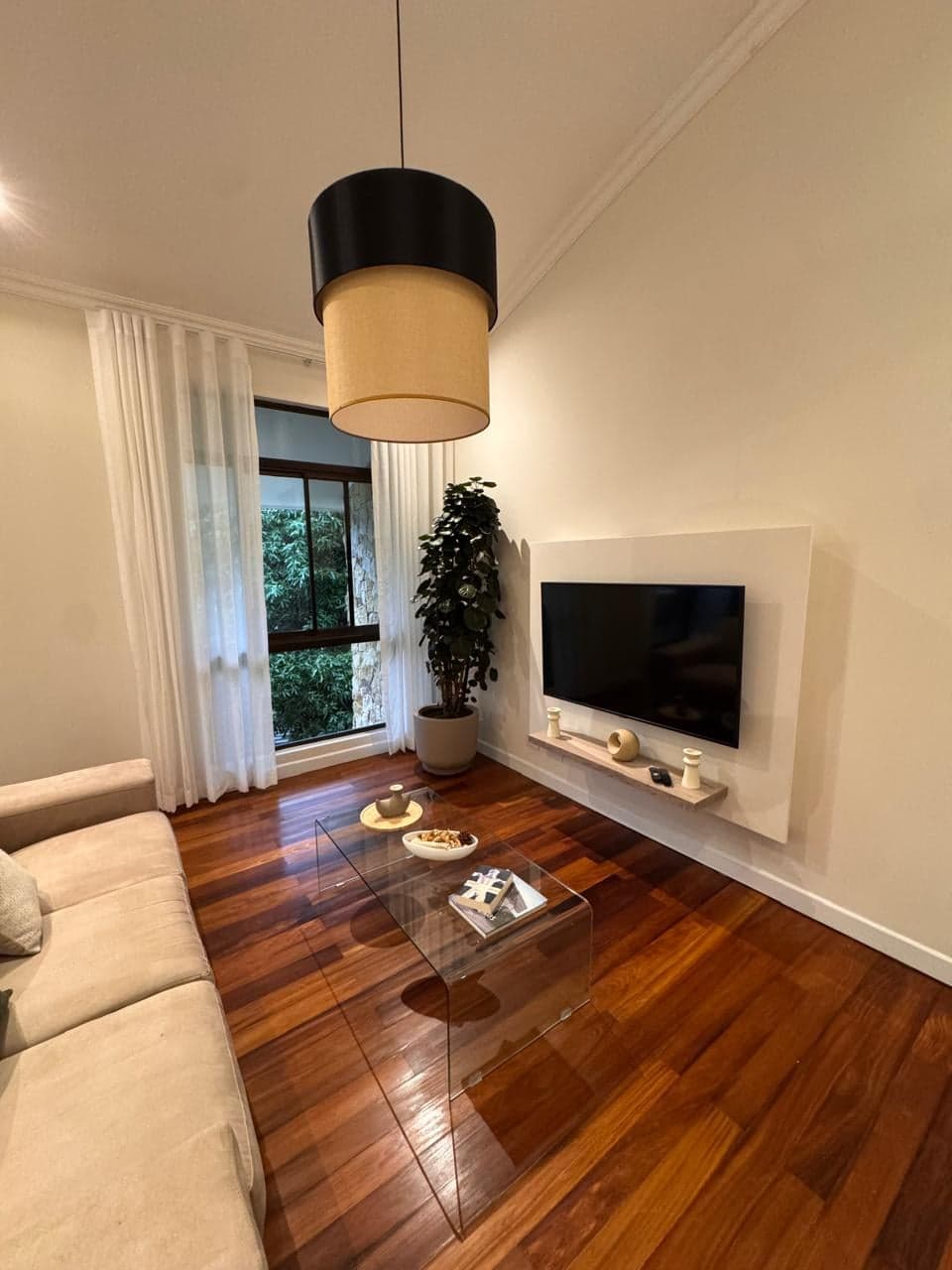 Sala con mesa de centro de vidrio