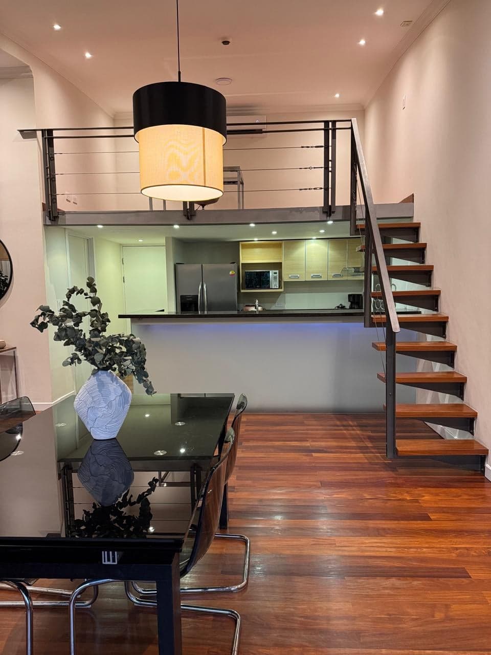 Comedor con la cocina y la escalera al mezzanine