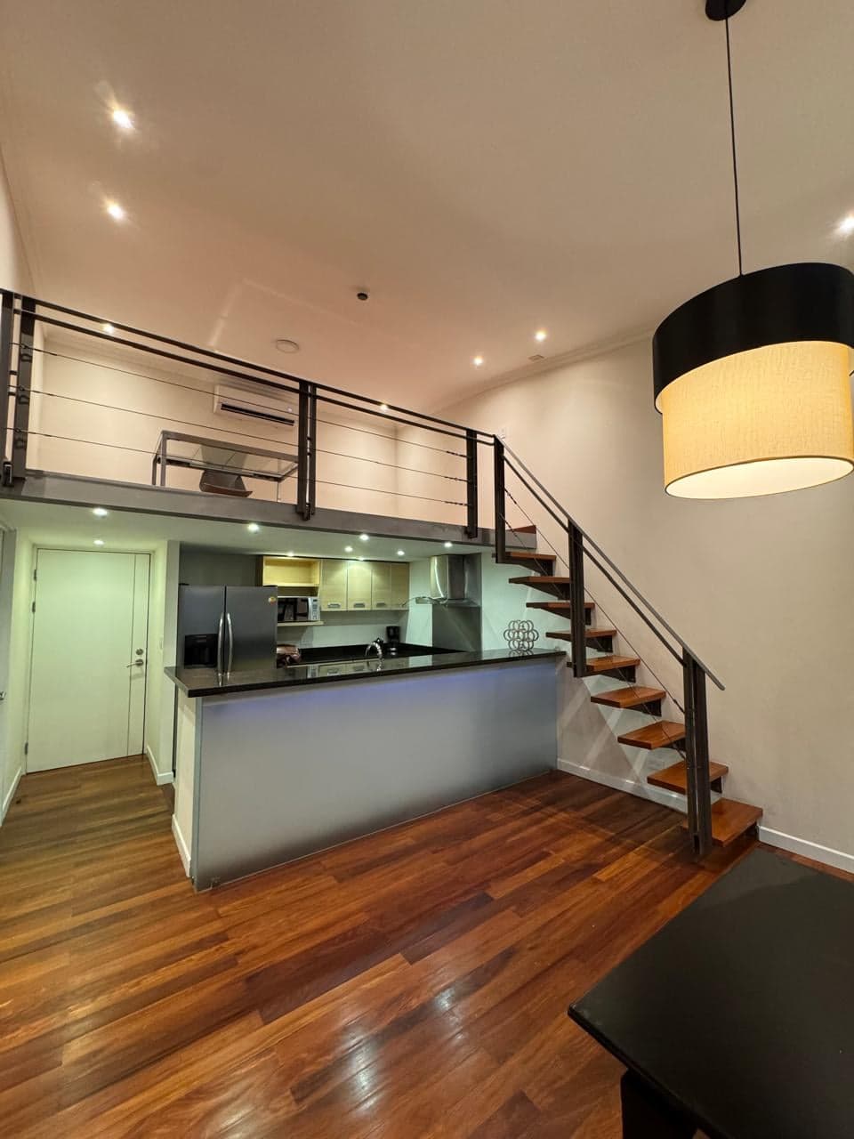 Cocina abierta bajo el mezzanine