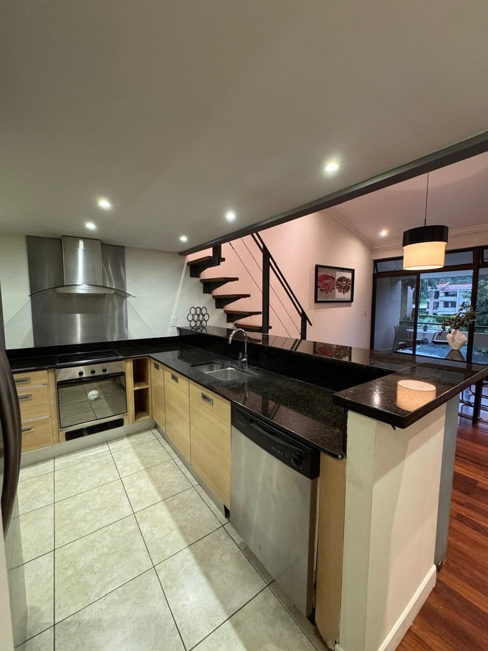 Cocina con horno empotrado y campana