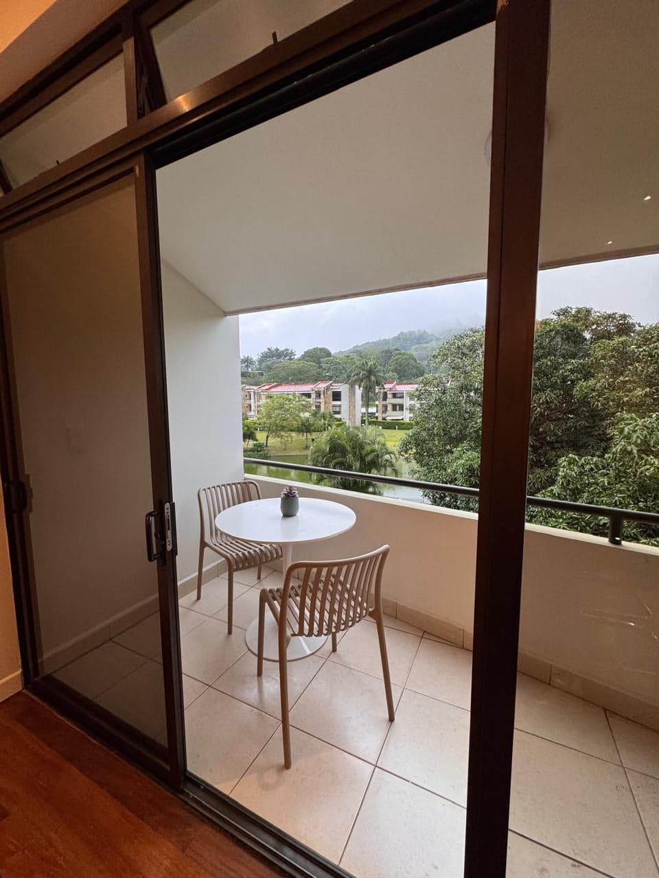 Balcón con mesa para dos