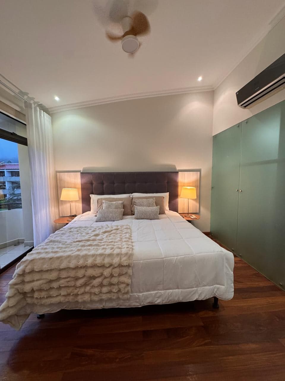 Dormitorio con aire acondicionado y clóset