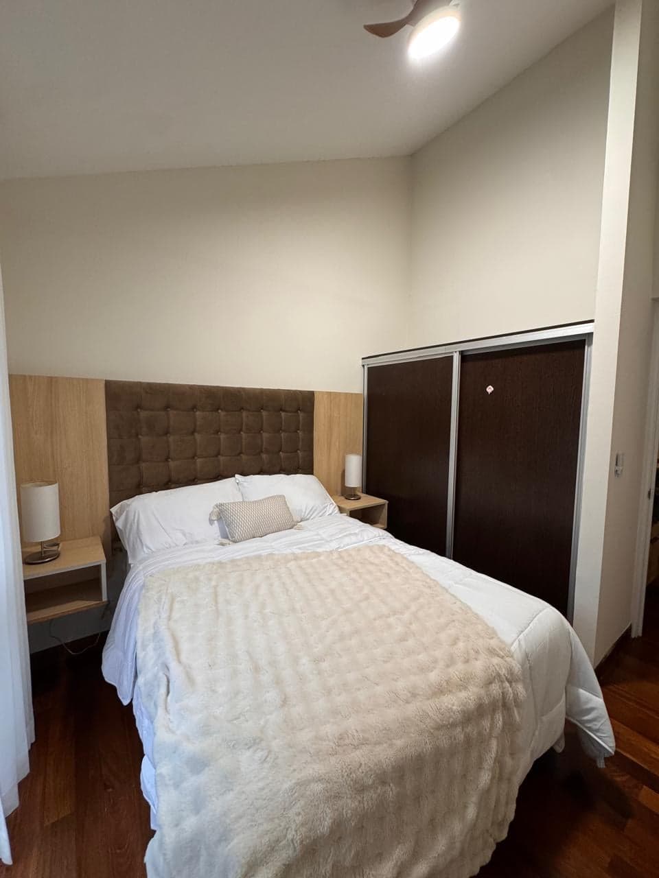 Dormitorio con clóset de puertas oscuras