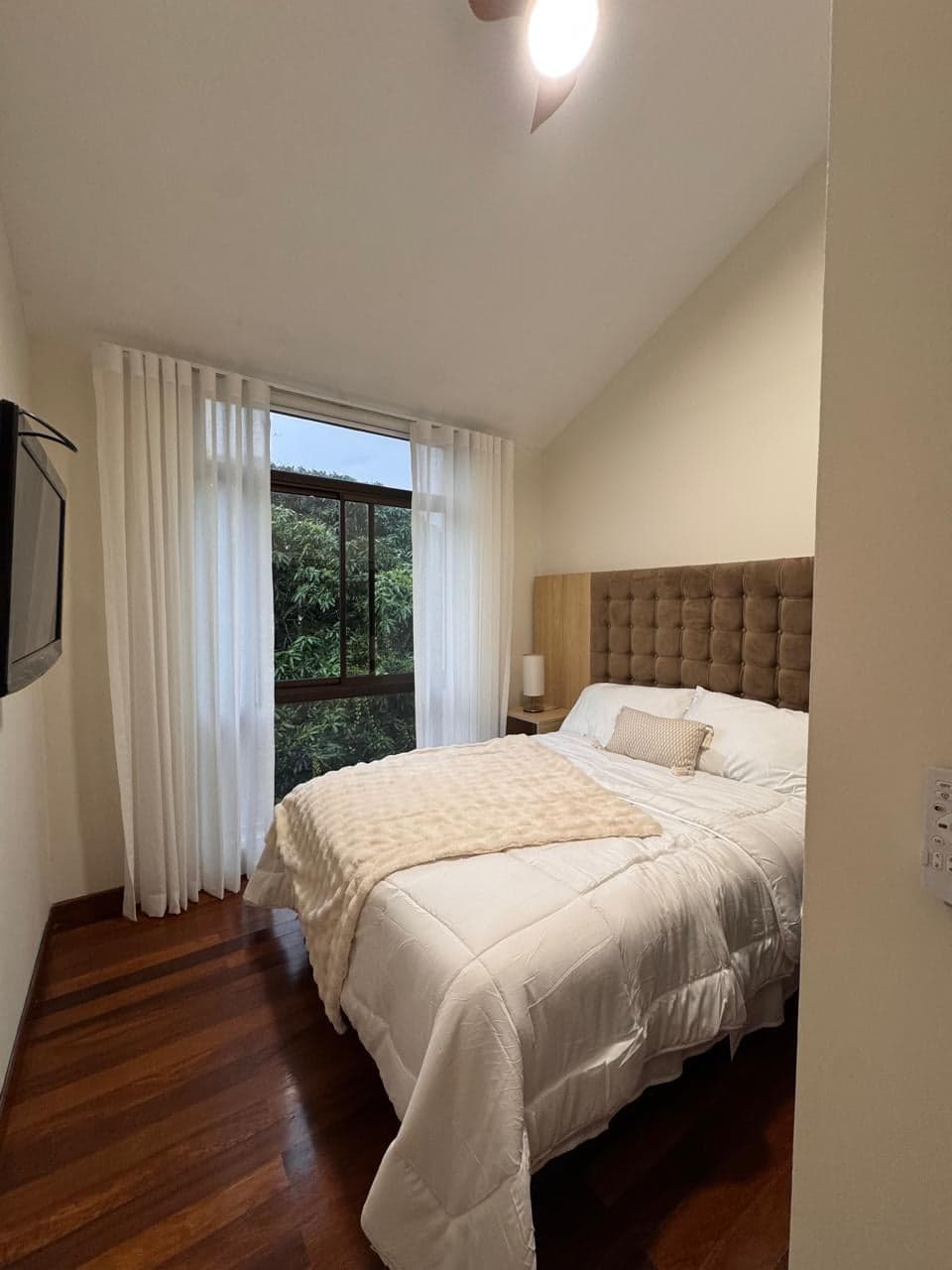 Dormitorio con ventanal