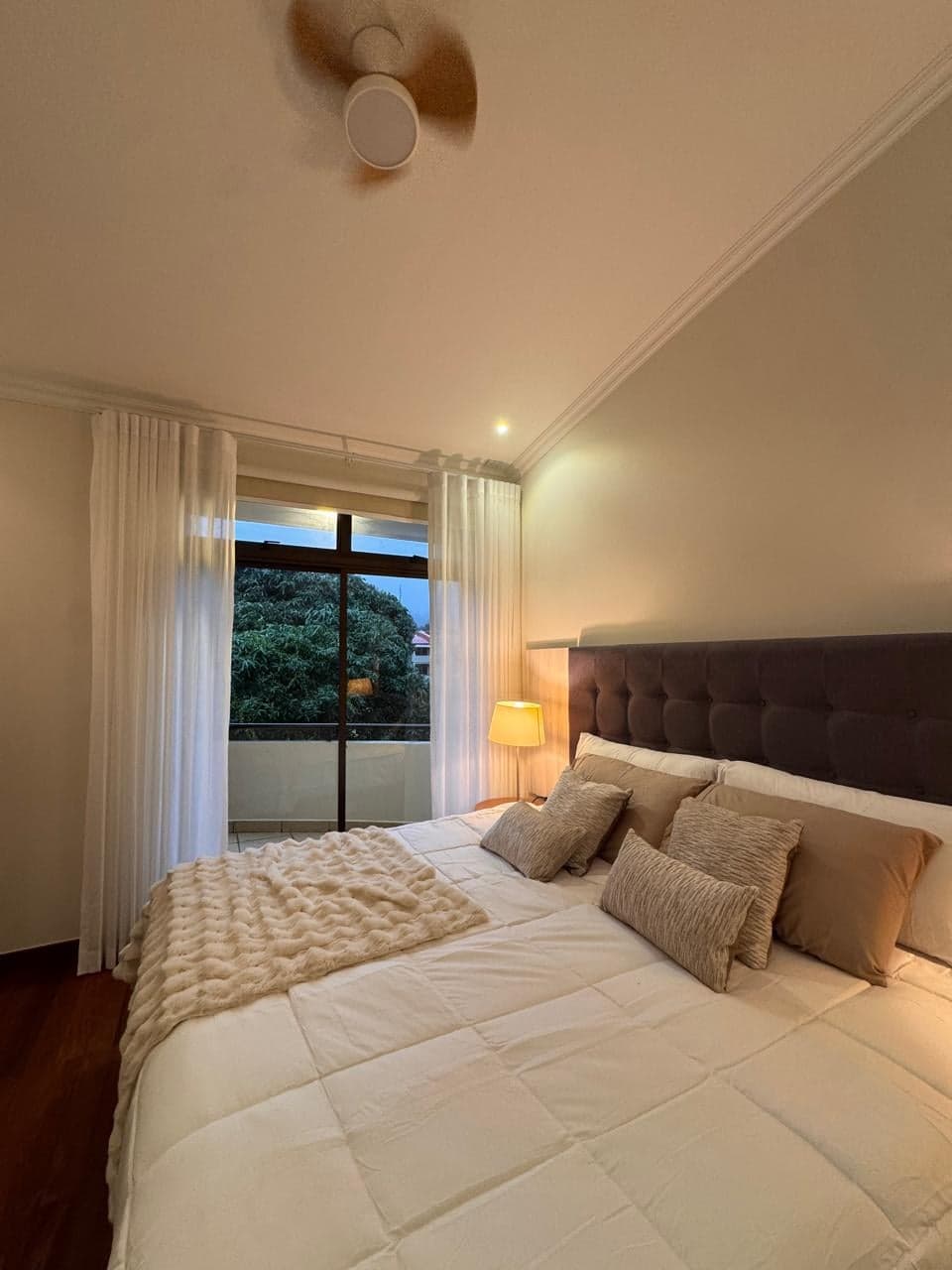 Dormitorio con ventanal y cortinas