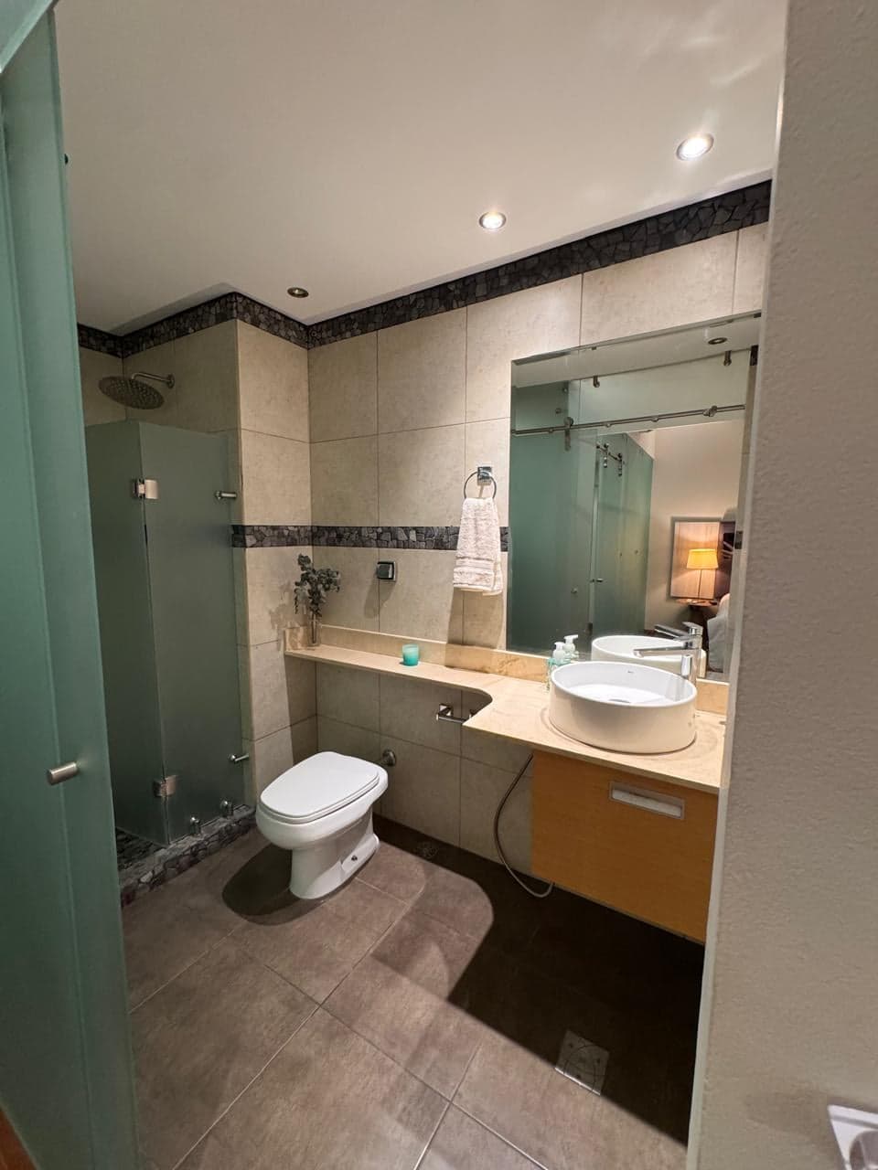 Baño con ducha y lavatorio de sobreponer