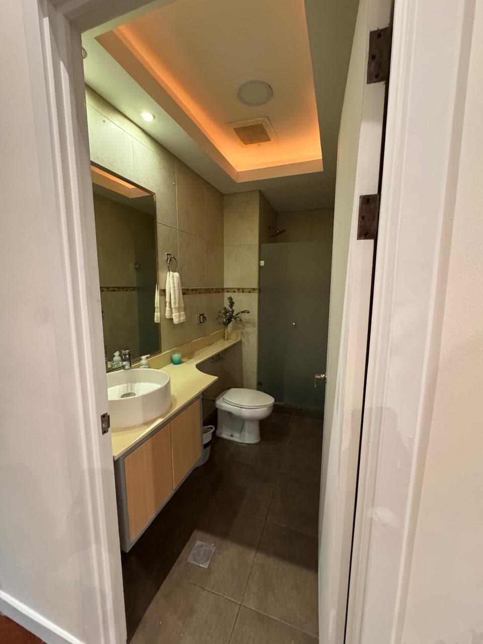 Baño con iluminación indirecta