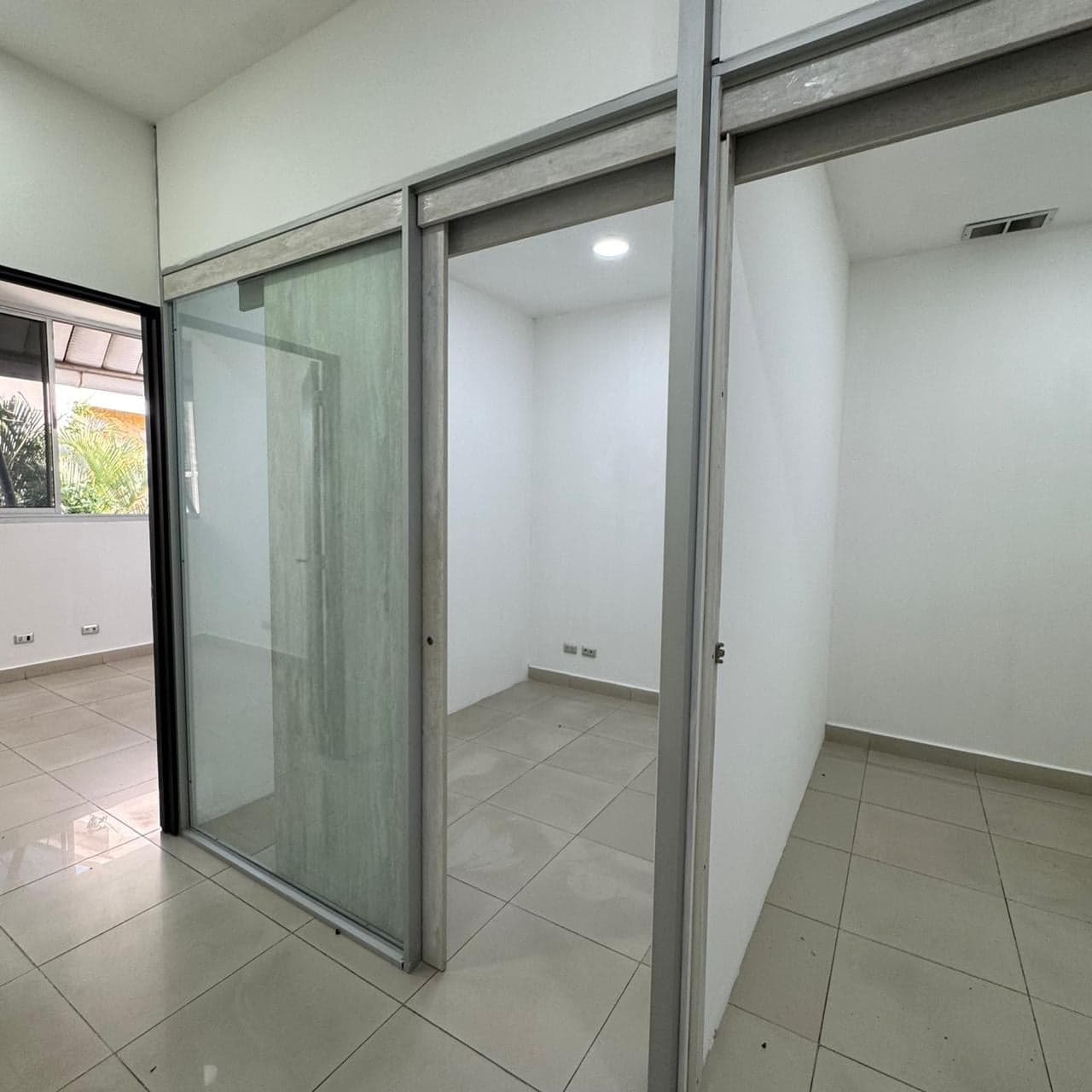 Oficinas con puertas corredizas de vidrio