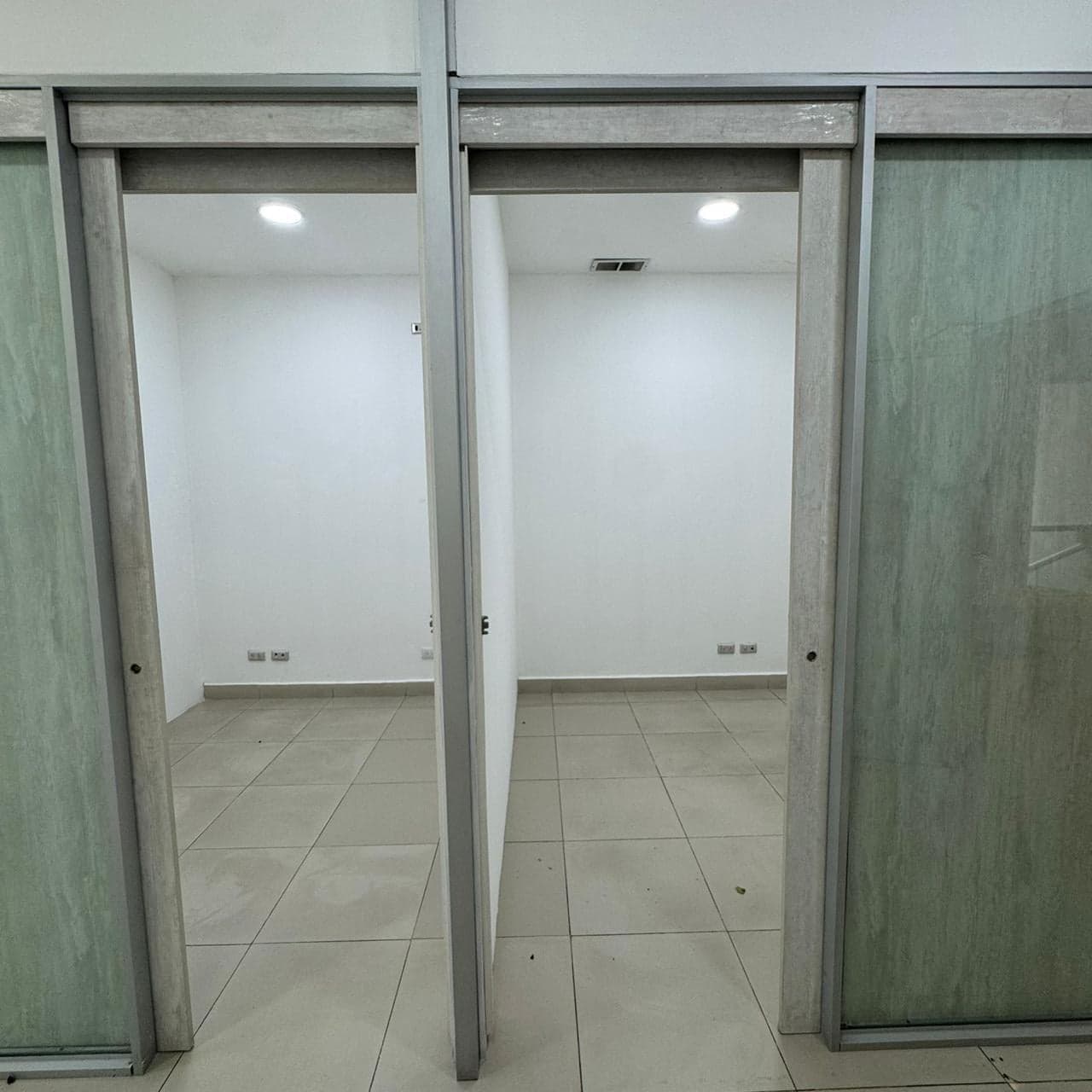 Dos oficinas con puertas de vidrio