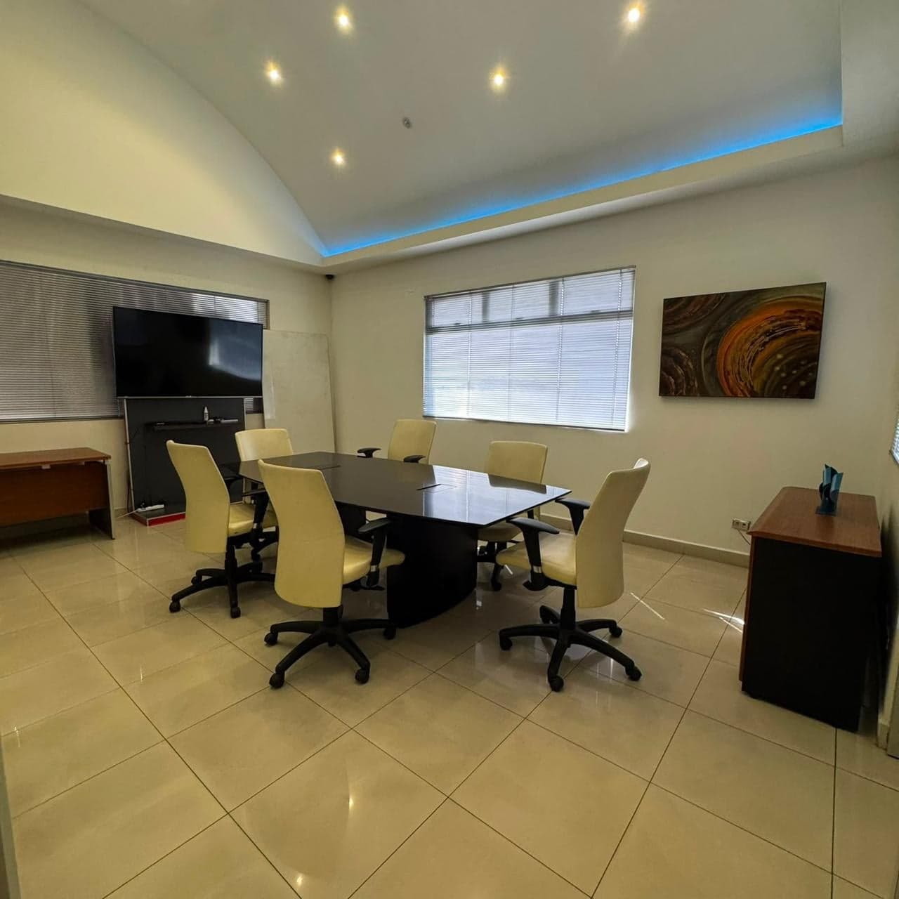 Sala de reuniones con televisión