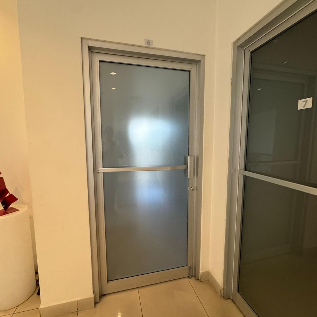 Puertas de vidrio esmerilado de las oficinas