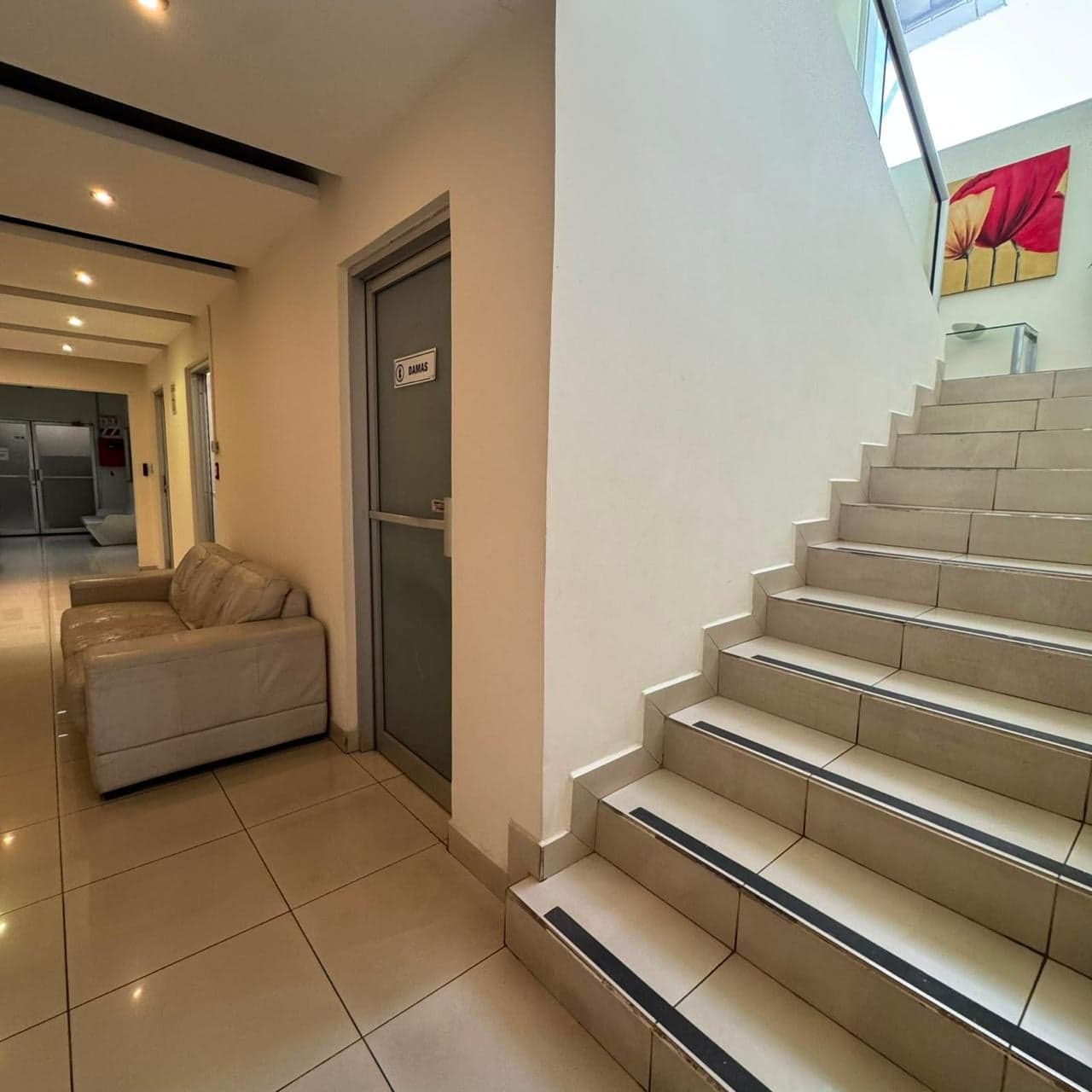 Pasillo con sofá y escalera