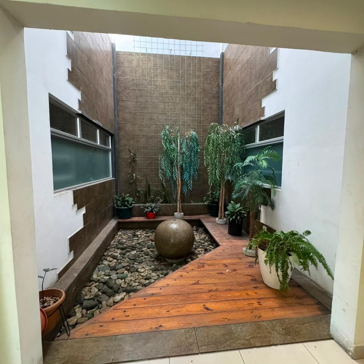 Jardín interior con fuente